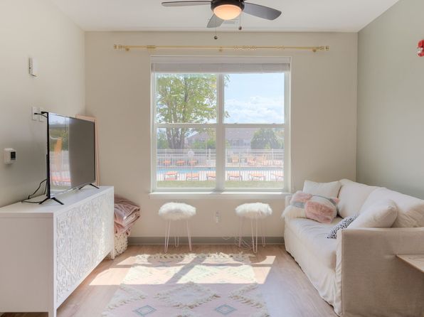 1222 Patrick Henry Dr #2B-2BA-859SQFT