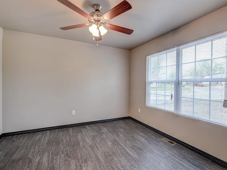 127 E Buchanan Rd — Photo 17