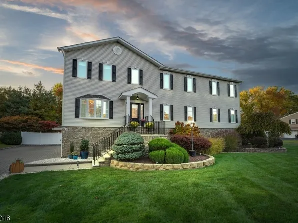 29 Stimis Ln, East Hanover Twp., NJ 07936