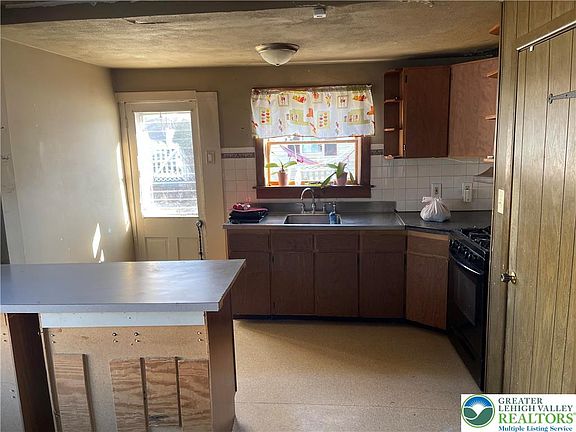 3rd image of 512 Forrest Ave