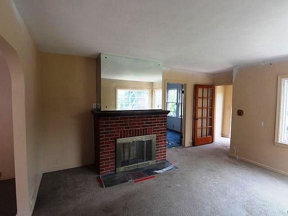 3rd image of 425 Elm St