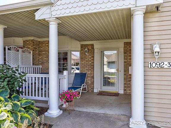 3rd image of 1092 Fountain View Cir Unit 3