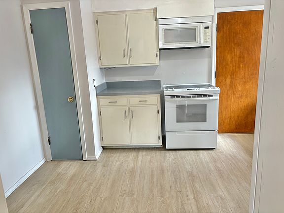 5th image of 4033 Hillandale Rd Unit 4