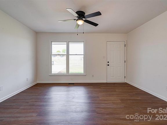 5th image of 301 Southglenn Dr