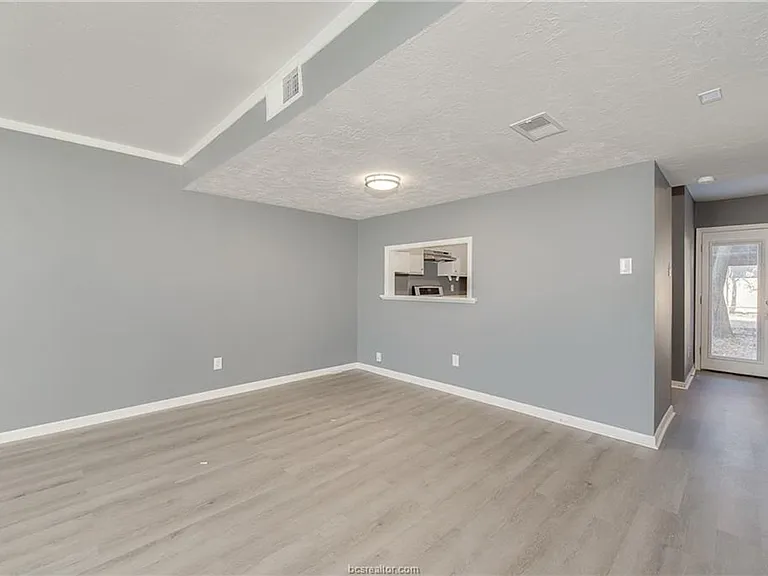912 Navidad St — Photo 4