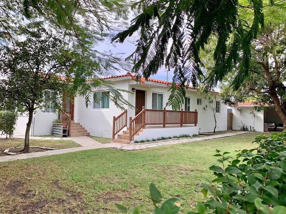 Entrance and side yard