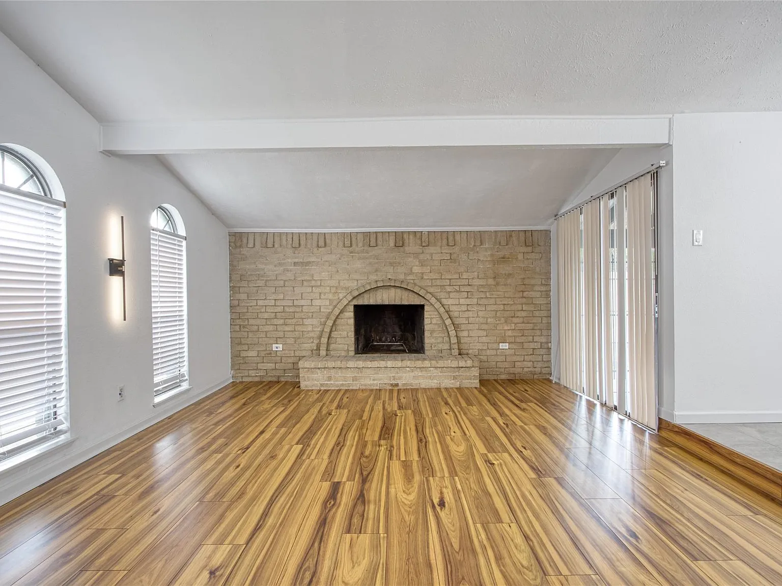 3 bed, 2.0 bath, 1801 sqft, $2,100 — Photo 3