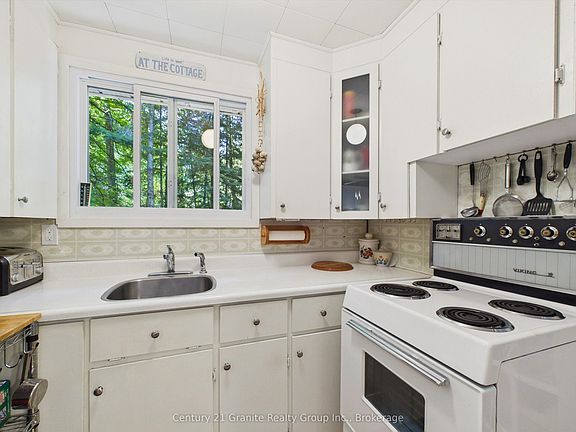 4th image of 1045 Heritage Ln