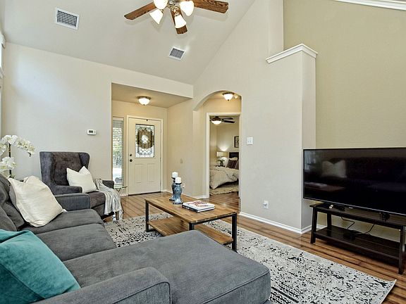 4th image of 525 Rolling Oak Dr