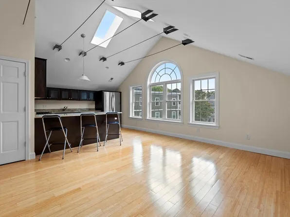 53 Washington Sq #2C, Salem, MA 01970