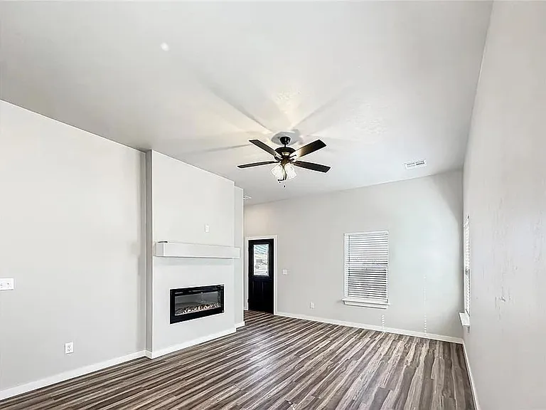 414 N Market Ave — Photo 12