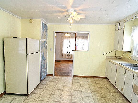2nd image of 913 Penny St
