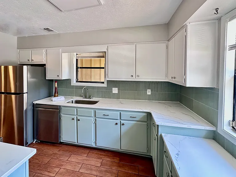 728 Somerset Ct — Photo 6