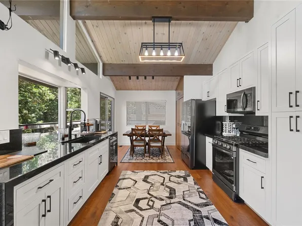 965 Lausanne Dr, Crestline, CA 92325