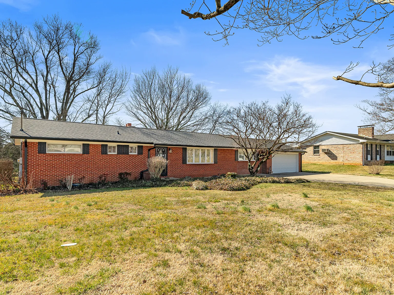 3 bed, 2.5 bath, 2105 sqft, $2,650 — Photo 2