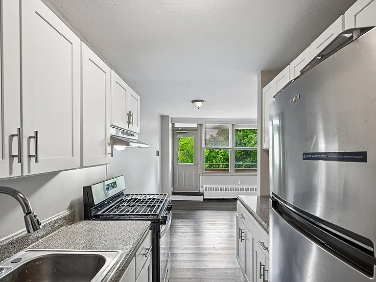 Bryn Mawr Apartments — Photo 10