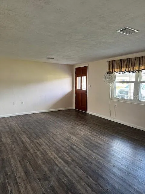 2 bed, 1.0 bath, 1056 sqft, $1,350 — Photo 2