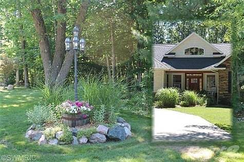 Beautifully landscaped yard!