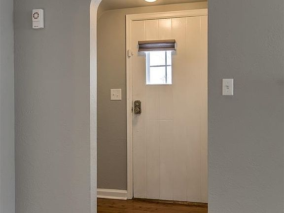 3rd image of 4678 Pine St