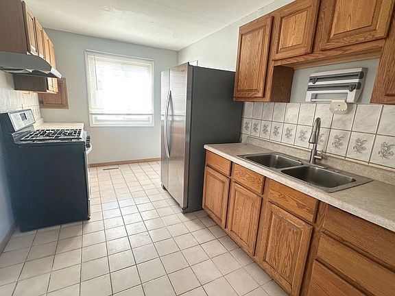 3rd image of 220 Harwood Dr