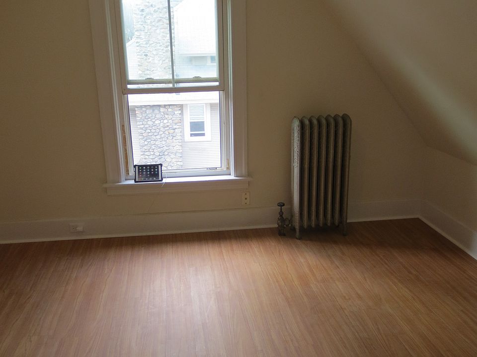 2nd image of 731 Pleasant St APT 3