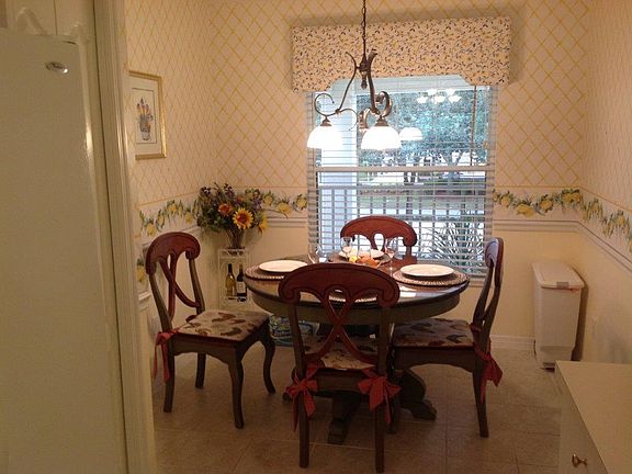 Kitchen dining area