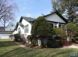 890 Queen Anne Rd, Teaneck, NJ 07666