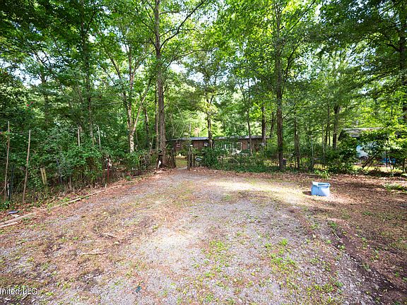 2nd image of 1401 Dixon Ln
