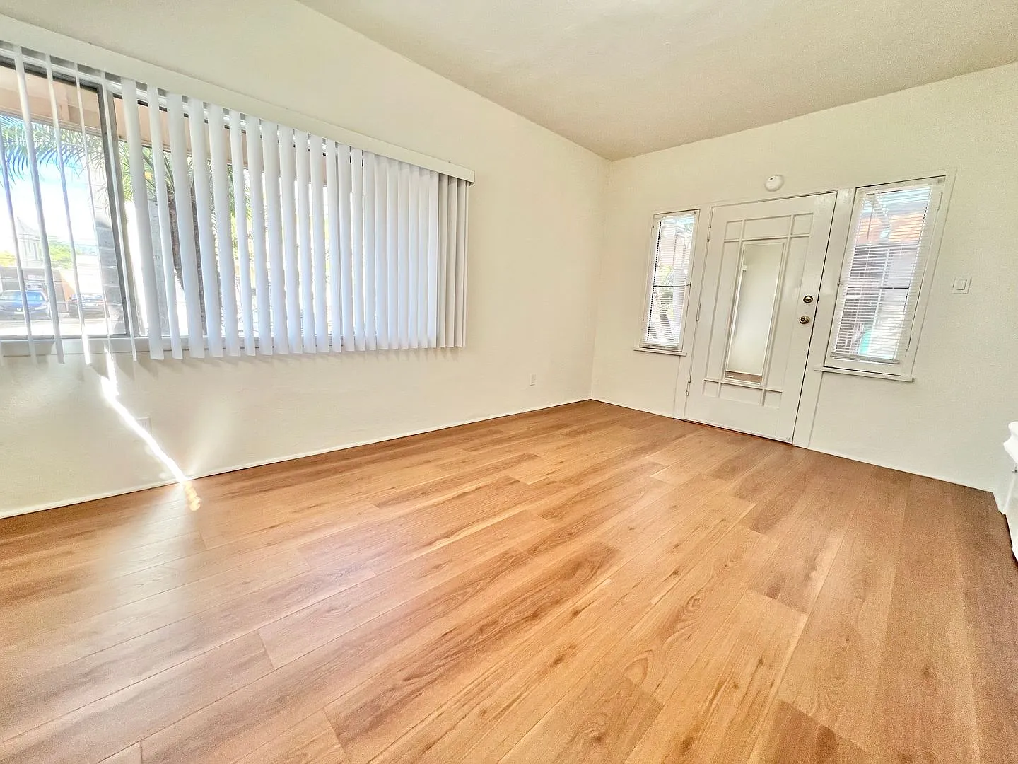 318 Temple Ave — Photo 4