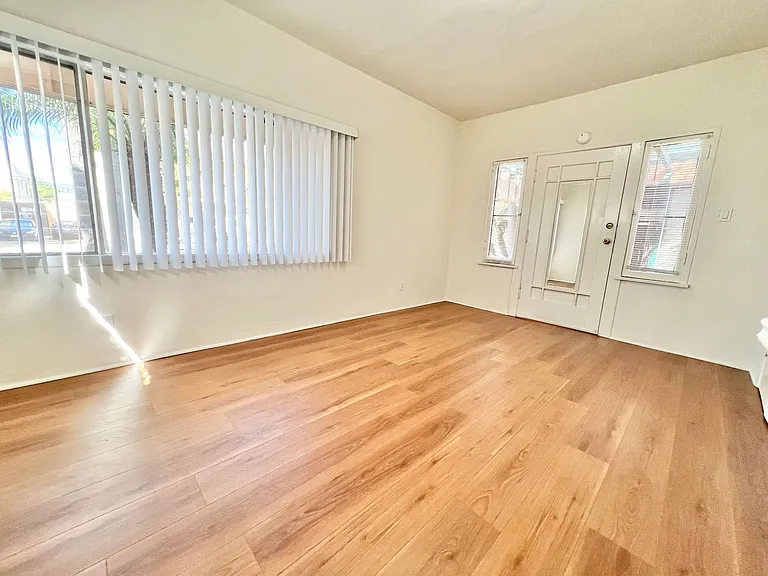 318 Temple Ave — Photo 4