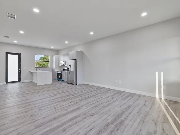 4703 Leonard Blvd S — Photo 11