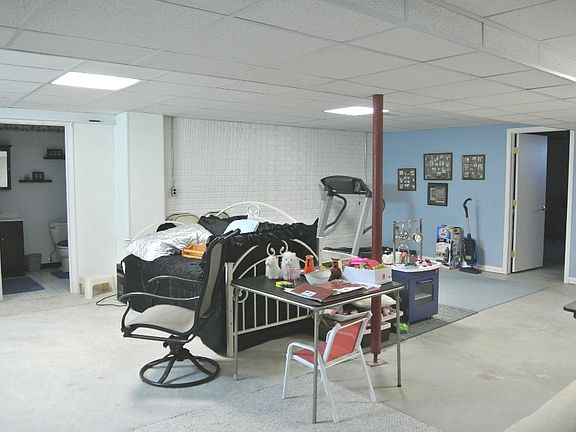 4th image of 411 Pemberton Dr