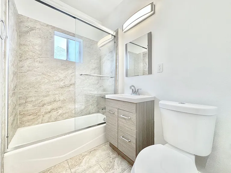 1444 W 28th St — Photo 11