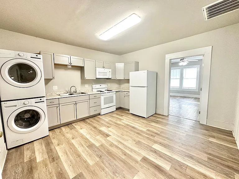 2613 N Elm St — Photo 10