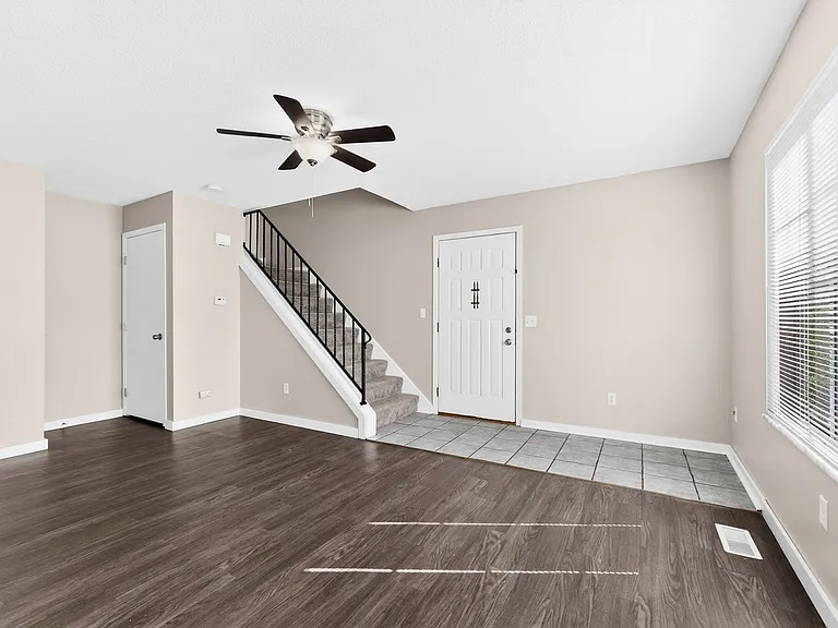 Walnut Woods Apartments — Photo 15