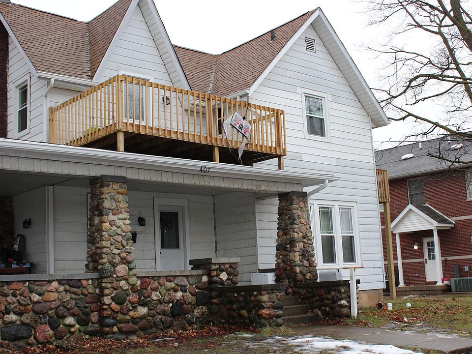 House faces north on Gale St.