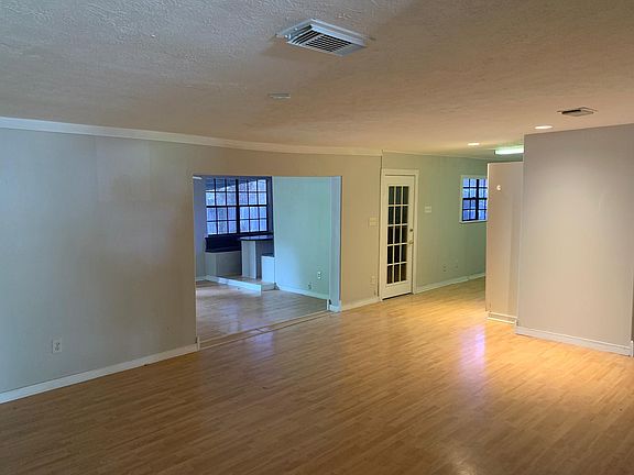 4th image of 2101 Kingsdale Dr