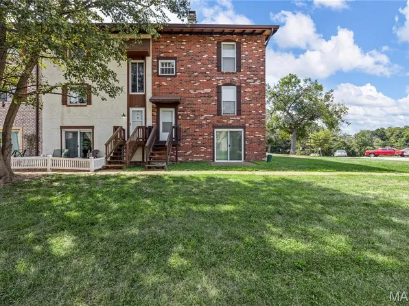 330 Carmel Woods Dr, Ballwin, MO 63021