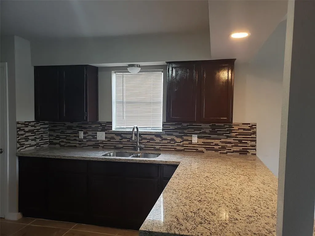4 bed, 2.0 bath, 1388 sqft, $1,850 — Photo 3