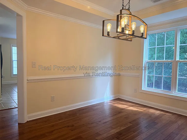 305 Holly Thorn Trce — Photo 10
