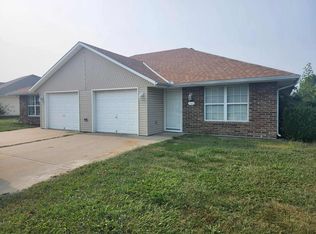 1302 SW Stoneybrooke Dr, Grain Valley, MO 64029
