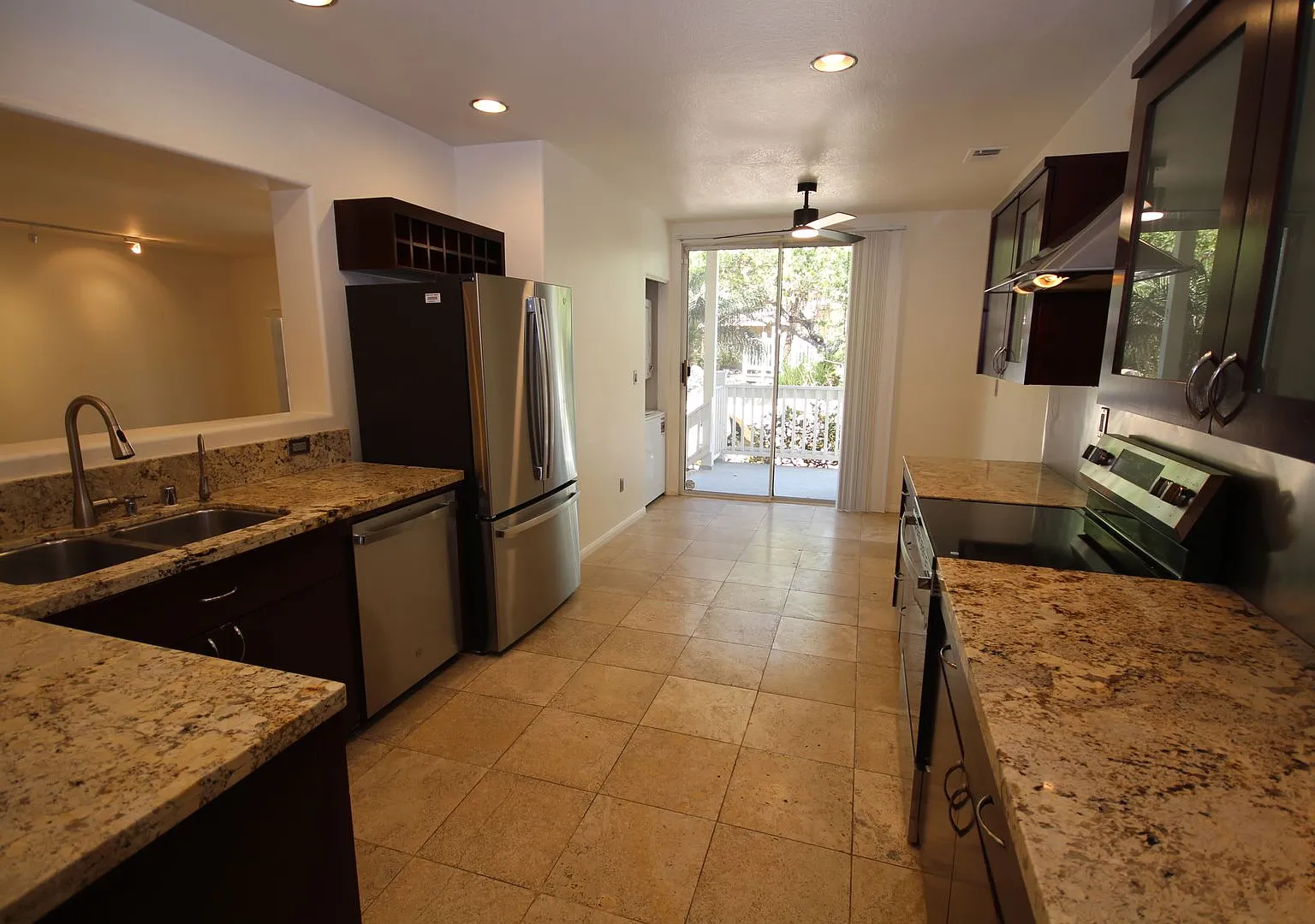 Spacious 2 Bedroom 2-1/2 Bathroom Townhome with 2-car garage in La Jolla near UCSD — Photo 2