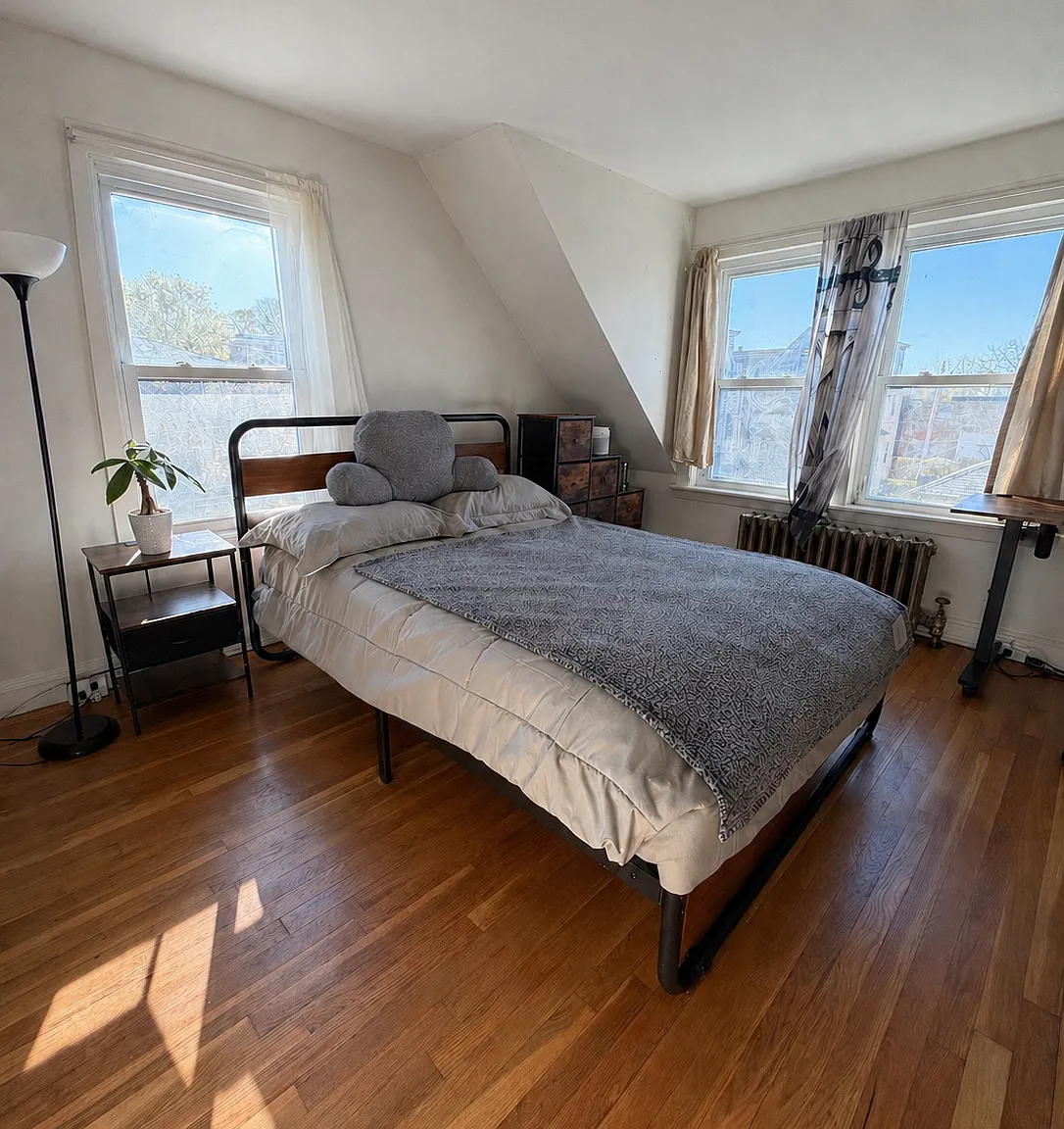 3 bed, 820 sqft, $1,300 — Photo 1