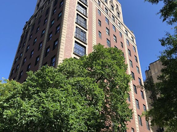 Exterior of 1325 North Astor Street