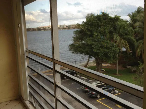 1516 S Lakeside Drive S #418, Lake Worth Beach, FL 33460