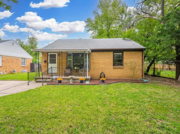 1944 S Parkwood Ln, Wichita, KS 67218