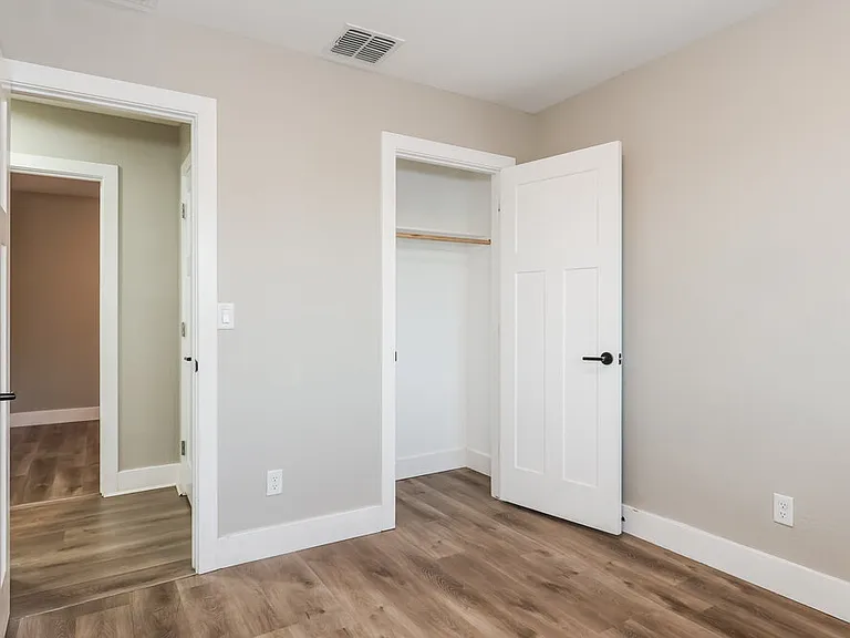 2321 W Mobile Ln — Photo 14