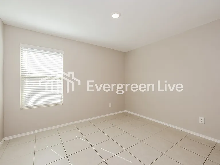 1021 Crestview Dr — Photo 12