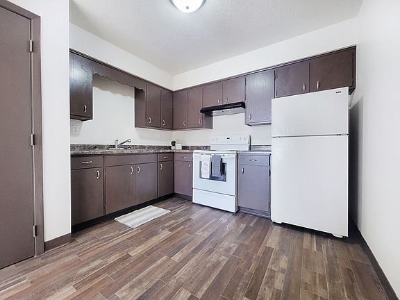 3rd image of 904 Thomas Ave NE #12