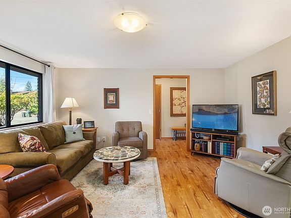 3rd image of 340 Thunderbird Court SE